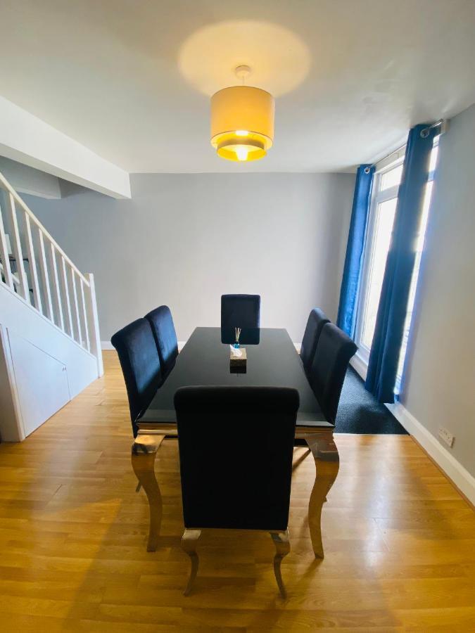 Medway Getaway - 3 Bed Home With Luxury Bathroom Chatham  Eksteriør billede